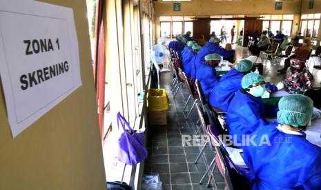 Pemeriksaan kesehatan warga sebelum vaksinasi Covid-19 massal di Kantor Lurah Desa Gadingsari, Bantul, Yogyakarta, Rabu (16/6). Sebanyak 475 orang warga Desa Gadingsari mendapatkan vaksinasi Covid-19, dan mayoritas dari warga lanjut usia. Kini vaksinasi Covid-19 sudah mulai kawasan perdesaan untuk mengejar target vaksin.