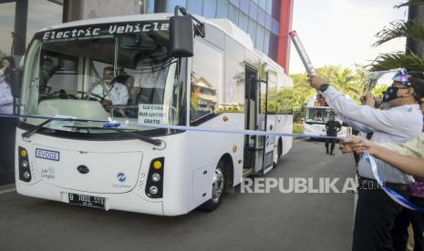 Karyawan mengendarai bus listrik saat uji coba di Kantor Pusat PT Transjakarta, Cawang, Jakarta Timur.