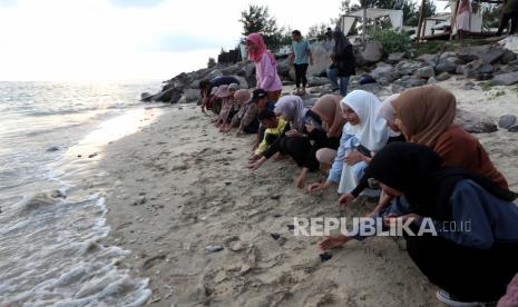 Wisatawan bermain di wisata pantai (Foto: ilustrasi)