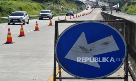 Sejumlah kendaraan roda empat melintas di samping lokasi longsor KM 64-600 Tol Bogor-Ciawi-Sukabumi (Bocimi), Jawa Barat, Sabtu (13/4/2024). Korlantas Polri memastikan Tol Bocimi KM 64-600 Kecamatan Ciambar, Kabupaten Sukabumi, Jawa Barat, siap digunakan secara fungsional satu lajur dan sistem buka tutup untuk arus balik Lebaran 2024 demi mengurangi peningkatan volume kendaraan di jalur nasional. 