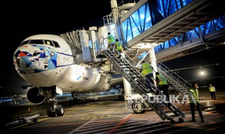 Petugas saat melakukan ramp check pada pesawat yang akan membawa calon jamaah di Terminal 2F Bandara Soekarno Hatta, Tangerang, Banten, Sabtu (4/6/2022). Garuda Indonesia menyiapkan 7 pesawat berbadan lebar sebagai armada haji yang akan mengangkut 47.915 jamaah calon haji dari sembilan embarkasi seluruh Indonesia seperti Jakarta, Solo, Medan, Padang, Banda Aceh, Makasar, Banjarmasin, Balik Papan, dan Lombok. Calon Jamaah Haji Asal Simeulue Hanya 22 Orang