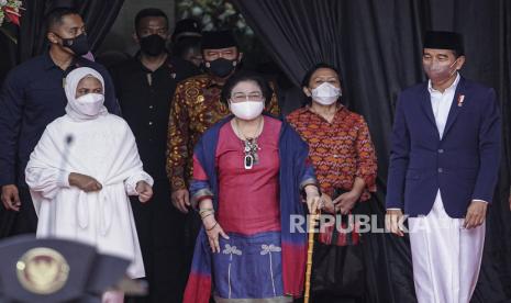 Presiden Joko Widodo (kanan) bersama Ibu Negara Iriana Joko Widodo (kiri) dan Presiden kelima RI yang juga Ketum PDIP Megawati Soekarnoputri (tengah) tiba menghadiri peresmian Masjid At-Taufiq di kawasan Lenteng Agung, Jakarta, Rabu (8/6/2022). Masjid At-Taufiq dibangun untuk mengenang jasa-jasa dan perjuangan almarhum Taufiq Kiemas. 