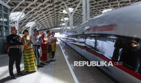 Semarak Hari Pahlawan di Stasiun Kereta Cepat Whoosh Halim
