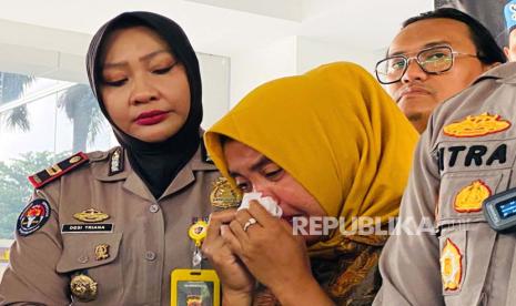 Polres Bogor menggelar konferensi pers terkait bayi yang tertukar, di Mako Polres Bogor, Jumat (11/8/2023). Siti Mauliah (37 tahun), ibu yang bayinya tertukar pun menangis di konferensi pers tersebut. 