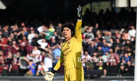  Kiper Salernitana Guillermo Ochoa memberi isyarat pada pertandingan sepak bola Serie A Italia antara Salernitana AS dan AC Milan di stadion Arechi di Salerno, Italia, Rabu (4/1/2023) malam WIB.