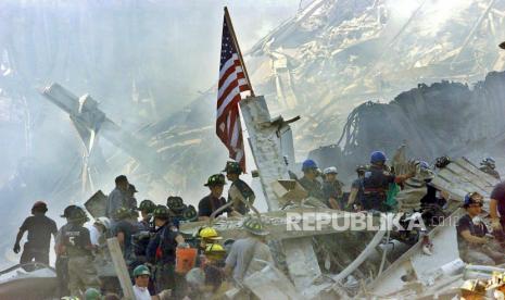 Saudi Sambut Baik Dirilisnya Dokumen Rahasia AS Terkait 9/11. Sebuah bendera AS dipasang di reruntuhan World Trade Center di New York, AS, 13 September 2001 (diterbitkan kembali 03 September 2021). Pada tanggal 11 September 2001, selama serangkaian serangan teror terkoordinasi menggunakan pesawat yang dibajak, dua pesawat diterbangkan ke menara kembar World Trade Center yang menyebabkan runtuhnya kedua menara. Pesawat ketiga menargetkan Pentagon dan pesawat keempat menuju Washington, DC akhirnya menabrak sebuah lapangan. Peringatan 20 tahun serangan teroris terburuk di tanah AS akan diperingati pada 11 September 2021.