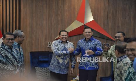 Ketua Umum Partai Demokrat Agus Harimurti Yudhoyono bersama Ketua MPR Bambang Soesatyo berjabat tangan saat melakukan pertemuan di kantor DPP Partai Demokrat, Jakarta , Selasa (16/7/2024).