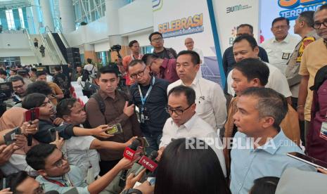 Menteri Perhubungan Budi Karya Sumadi, Direktur Utama Angkasa Pura II Muhammad Awaluddin, dan stakeholders lainnya dalam sesi doorstop di Bandara Kertajati, Majalengka, Ahad (29/10/2023). 