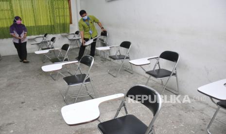 Petugas menyusun jarak bangku untuk perkuliahan di kampus Universitas Muhammadiyah Sumatera Utara (UMSU) di Medan, Sumatera Utara, Rabu (10/6/2020). UMSU telah menerapkan protokol kesehatan jelang penerapan tatatan normal baru terutama jika aktivitas kampus sudah boleh dibuka kembali