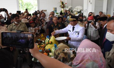 Penjabat Gubernur DKI Jakarta Heru Budi Hartono (tengah) memotong tumpeng saat acara penyambutan di Balai Kota DKI Jakarta, Senin (17/10/2022). Heru Budi Hartono dilantik sebagai Penjabat (Pj) Gubernur DKI Jakarta menggantikan Anies Baswedan. 