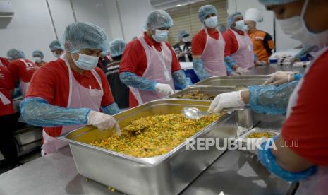 Sejumlah pekerja mengepak makanan untuk didistribusikan ke jamaah haji di Makkah, Arab Saudi, Rabu (22/5/2024).