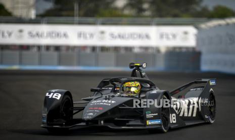 Pembalap tim Rokit Venturi Racing Edoardo Mortara memacu mobilnya pada balapan Formula E seri kesembilan Jakarta E-Prix 2022 di Sirkuit Jakarta International E-Prix Circuit (JIEC), Ancol, Jakarta Utara, DKI Jakarta, Sabtu (4/6/2022).