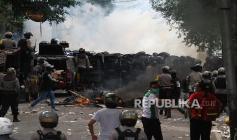 Ratusan demostran di Surabaya dan Malang yang ikut aksi masih hilang dan belum teridentifikasi. Foto, polisi menghalau pendemo dengan gas air mata saat unjuk rasa menolak Undang-undang Cipta Kerja atau Omnibus Law di jalan Kertanegara, Malang, Jawa Timur (ilustrasi)