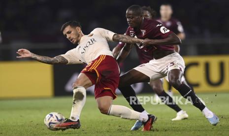 Gelandang AS Roma, Leandro Paredes (kiri). 