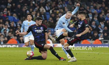 Pemain Manchester City Erling Haaland melepaskan tendangan saat pertandingan sepak bola leg kedua babak enam belas Liga Champions melawan Copenhagen, di Stadion Etihad di Manchester, Inggris, Kamis (7/3/2024) WIB. The Citizen berhasil menang 3-1 atas Copenhagen. Gol City dicetak Manuel Akanji menit ke-5, Julian Alvarez menit ke-9 dan Erling Haaland menit ke-48. Satu gol Copenhagen dicetak Mohamed Elyounoussi di menit ke-29. Atas hasil ini City melaju ke babak perempat final Liga Champions.