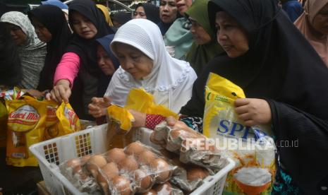 Sejumlah warga membeli barang kebutuhan pokok saat Gerakan Pasar Murah di halaman Masjid Jami Nurul Ikhlas, Kelurahan Sukadamai, Kota Bogor, Jawa Barat, Kamis (3/10/2024). Gerakan Pasar Murah yang digelar Pemerintah Kota Bogor bersama Perum Bulog dan Pusat Pangan Indonesia (Puspaindo) tersebut bertujuan untuk menjaga stabilitas pasokan dan harga pangan khususnya bagi masyarakat menengah ke bawah serta pengendalian inflasi. 