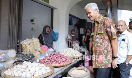 Gubernur Jawa Tengah, Ganjar Pranowo, saat melakukan monitoring pasokan dan harga komoditas pokok masyarakat jelang Lebaran 1444 Hijriyah, di Pasar Johar, Kota Semarang, Rabu (5/4/2023).