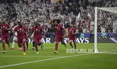 Penyerang Qatar Akram Afif merayakan golnya ke gawang Yordania pada final Piala Asia 2023. Qatar mempertahankan gelarnya setelah mengalahkan Yordania 3-1.