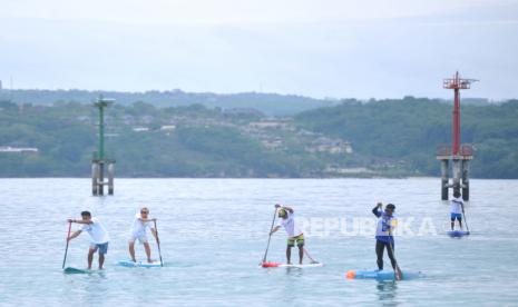 Peserta mengendalikan papan Stand Up Paddle saat mengikuti kegiatan Stand Up for Bali di kawasan Pantai Kelan, Badung, Bali, Ahad (13/12/2020). Kegiatan fun paddle sejauh 4 km yang diikuti oleh puluhan peserta dari berbagai daerah tersebut dilakukan sebagai upaya untuk mempromosikan dan mendukung pemulihan pariwisata Bali yang terdampak pandemi Covid-19. 