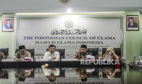 Wakil Ketua Umum MUI Muhyiddin Junaidi (kedua kanan) bersama Ketua Umum Dewan Masjid Indonesia Jusuf Kalla (kedua kiri) menyampaikan keterangan pers terkait Fatwa Nomor 14 Tahun 2020 tentang penyelenggaraan ibadah dalam situasi wabah Corona atau Covid-19 di kantor MUI, Jakarta, Selasa (17/3). Fatwa MUI itu mengatur diantaranya membolehkan masyarakat untuk mengganti Shalat Jumat dengan Shalat Zuhur untuk mencegah penyebaran Corona bagi orang-orang sehat dan melarang sementara pelaksanaan ibadah yang membuat konsentrasi massa bagi umat Islam di wilayah yang kondisi penyebaran virus corona sudah tidak terkendali. Republika/Putra M. Akbar(Republika/Putra M. Akbar)