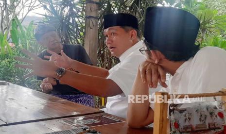 Mantan Menteri Perdagangan RI, Muhammad Lutfi melakukan silaturrahim dengan Mursyid Thariqah Qadiriyah wa Naqsyabandiah (TQN), KH Mudjib Musta’in (baju hitam) di Pesantren Darul Ulum Agung Malang, Jumat (13/10/2023). 