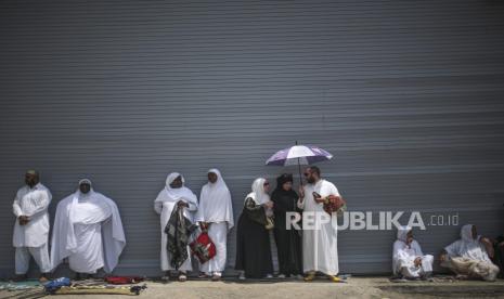 Kementerian Saudi Siapkan RUU Baru untuk Jamaah Haji Domestik. Dalam arsip foto 18 September 2015 ini, jamaah haji melindungi diri dari panas saat mereka menghadiri sholat Jumat di luar Masjidil Haram di kota suci Mekah, Arab Saudi.