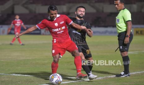 Bek kiri Persis Solo, Abduh Lestaluhu menahan gelandang PS Barito Putera Mike Ott pada lanjutan pertandingan BRI Liga 1 di Stadion Sultan Agung, Bantul, Yogyakarta, Rabu (14/12/2022). Pada pertandingan ini Persis Solo dipaksa berbagi poin dengan PS Barito Putera usai bermain imbang dengan skor 0-0.