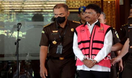 Menteri Komunikasi dan Informatika (Menkominfo) Johnny G Plate mengenakan rompi tahanan usai menjalani pemeriksaan di gedung Jampidsus Kejaksaan Agung, Jakarta, Rabu (17/5/2023). Johnny G Plate ditahan terkait kasus dugaan korupsi penyediaan infrastruktur base transceiveer station (BTS) periode 2020-2022. Kasus ini diduga merugikan negara mencapai Rp 8 triliun.