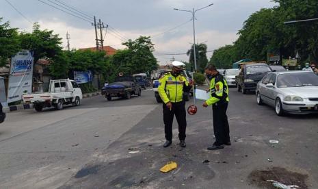 Dalam insiden kecelakaan antara truk kontra sepeda motor ini, mengakibatkan satu orang meninggal di TKP