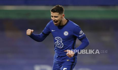 Pemain Chelsea Jorginho melakukan selebrasi setelah memimpin 2-0 dari titik penalti dalam pertandingan sepak bola Liga Utama Inggris antara Chelsea FC dan Everton FC di London, Inggris, 08 Maret 2021.