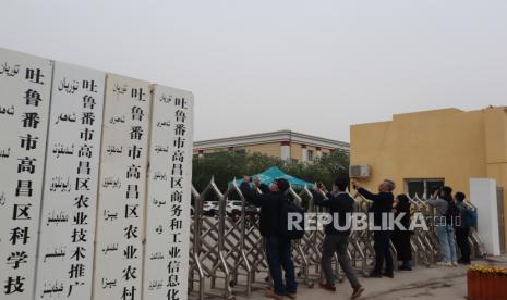 Sejumlah jurnalis asing memotret gedung perkantoran terpadu milik Pemerintah Kota Turban, Daerah Otonomi Xinjiang, China, Jumat (23/4/2021). Pemerintah China membantah klaim asing berdasarkan citra satelit yang menyebutkan  bahwa gedung tersebut merupakan penjara bagi warga dari kelompok etnis minoritas Muslim Uighur.