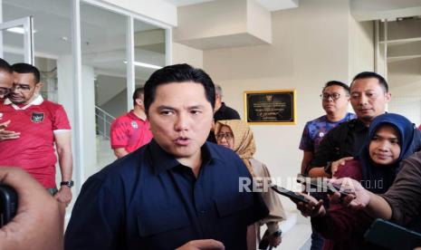 Ketum PSSI Erick Thohir cek kesiapan stadion Manahan untuk laga penyisihan AFC U23, Ahad (4/6/2023).