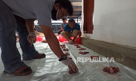 Petugas penyembelihan hewan kurban DKM Masjid Assalam, menyiapkan daging kurban dari Huawei Indonesia untuk dibagikan ke warga, di halaman Masjid Assalam Graha Pos Indonesia, Jalan Banda, Kota Bandung, Selasa (20/7). Huawei Indonesia melalui program I Do Care Berbagi untuk Negeri mendistribusikan hewan kurban Idul Adha 1442 H di lima belas kota. Distribusi hewan kurban tahun ini merupakan program kedua yang dimulai sejak tahun 2020.