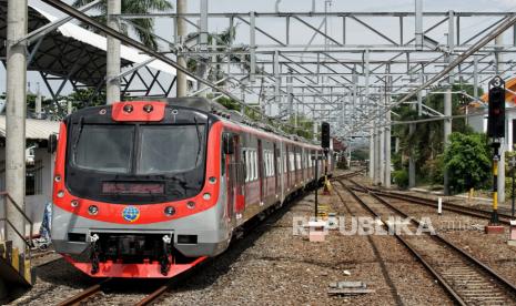 Kereta rel listrik (KRL) Yogyakarta-Solo di Stasiun Tugu, Yogyakarta.