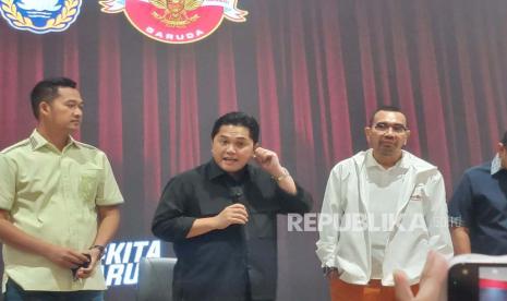 Ketua Umum PSSI Erick Thohir dalam konferensi pers di kantor PSSI, GBK Arena, Jakarta, Jumat (10/3/2023). 