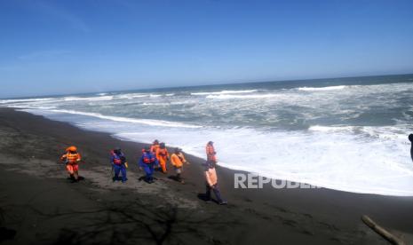 Tim SAR gabungan Bantul mencari korban tenggelam di Pantai Goa Cemara, Sanden, Bantul, Yogyakarta, Kamis (6/8). Sebanyak tujuh orang pengunjung tenggelam terseret ombak Pantai Goa Cemara. Sementara, dua orang ditemukan meninggal oleh Tim SAR. Dan lima masih dalam pencarian