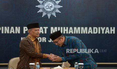 Ketua KPU Hasyim Asyari bersalaman dengan Ketua Umum PP Muhammadiyah Haedar Nashir saat melakukan pertemuan di Gedung Pusat Dakwah Muhammadiyah, Jakarta, Selasa (3/1/2023). Pertemuan silaturahhim tersebut berlangsung secara tertutup. Muhammadiyah Berpesan Agar Pemilu Berlangsung Gembira