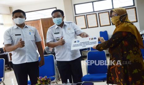 Universitas Islam Bandung (Unisba) menyerahkan sumbangan septik tank secara simbolis kepada pihak Kecamatan Bandung Wetan dan Kelurahan Tamansari saat peresmian pemasangan septik tank Komunal secara daring dalam rangka PKM Milad Fakultas Kedokteran (FK) Unisba, di Aula Kantor Kecamatan Bandung Wetan, Jalan Tamansari, Kota Bandung, Rabu (21/10). Diharapkan dengan adanya septik tank komunal menjadi solusi untuk masalah sanitasi warga.