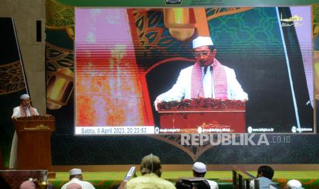 Imam Besar Masjid Istiqlal KH. Nasaruddin Umar memberikan ceramah dalam peringatan malam Nuzurul Quran di Masjid Istiqlal, Jakarta, Sabtu (8/4/2023). ICMI berkerjasama dengan  Masjid Istiqlal menyelenggarakan peringatan malam Nuzurul Quran dan berharap memonetum Nuzurul Quran ini menjadikan sebagai Quran sumber inspirasi.