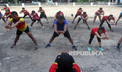 Sejumlah atlet melakukan pemanasan saat latihan gabungan di GOR. Haji Agus Salim Padang, Sumatera Barat, Sabtu (4/7). PADANG -- Polda Sumatera Barat (Sumbar) sementara waktu menghentikan aktivitas masyarakat di Gelanggang Haji Olahraga (GOR) Haji Agus Salim, Padang mulai besok, Sabtu (23/1).