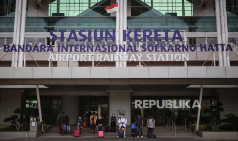 Sejumlah warga menunggu shuttle bus setibanya di Stasiun Kereta Bandara Soekarno Hatta, Tangerang, Banten, Rabu (5/5/2021). PT Railink menghentikan sementara operasional KA Bandara pada masa larangan mudik 6 hingga 17 Mei 2021 dan akan melakukan pengembalian uang tiket 100 persen di luar bea pemesanan bagi calon penumpang yang memiliki tiket di periode tersebut.