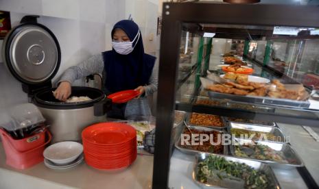 Penurunan kelas menengah ke rentan, yang salah satu faktornya didorong oleh beban untuk pengeluaran makanan minuman. (ilustrasi)