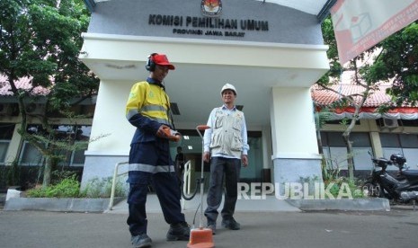 Petugas PLN Distribusi Jawa Barat menjalankan prosedur Siaga Pilkada Serentak Provinsi Jawa Barat 2018 salah satunya dengan melakukan pengecekan kondisi kabel bawah tanah untuk memasikan kelancaran pasokan listrik, di kantor KPU Provinsi Jawa Barat, Jalan Garut, Kota Bandung, Senin (25/6).