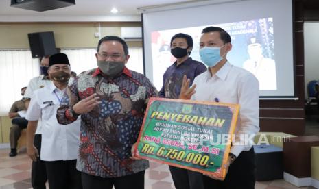 Bupati Musi Banyuasin Dodi Reza Alex Licon menyerahkan bantuan secara simbolis kepada kepada Civitas Akademika Yayasan Rahmaniyah Sekayu bertempat di Auditorium Pemkab Muba, Sekayu, Musi Banyuasin, Sumatera Selatan, Kamis (11/6). Penyerahan Bantuan Sosial Tunai ini ditujukan bagi perguruan tinggi terdampak Covid-19