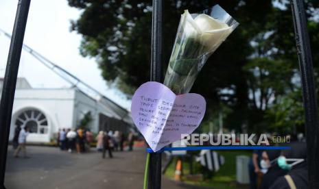 Bunga bertulisakan ucapan belasungkawa ditempel warga di pintu gerbang saat acara takziah untuk putra sulung Gubernur Jawa Barat Ridwan Kamil, Emmeril Kahn Mumtadz atau Eril, di rumah dinas Gubernur Jawa Barat Gedung Pakuan, Kota Bandung, Sabtu (4/6). Acara takziah ini terdiri dari doa bersama, salat gaib, dan penyampaian bela sungkawa dari berbagai pihak.