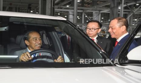 Presiden Joko Widodo di dalam mobil listrik VinFast di Hai Phong, Vietnam, Sabtu (13/1/2024).