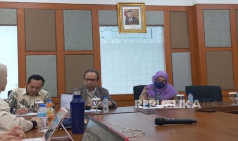 Kemenkop menggelar konferensin pers soal credit scoring KUR di Jakarta, Jumat (19/1/2024).