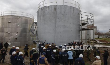 Gambar yang diambil selama kunjungan ke Enerhodar yang diselenggarakan oleh militer Rusia menunjukkan tim dari Badan Energi Atom Internasional (IAEA) memeriksa Pembangkit Listrik Tenaga Nuklir Zaporizhzhia (ZNPP) di Enerhodar, Ukraina tenggara, 29 Maret 2023.