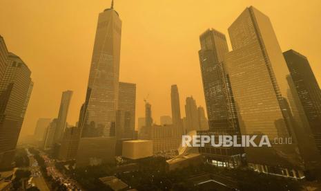 Traffic moves along West Street past One World Trade Center, Wednesday, June 7, 2023,  in New York, amidst smokey haze from wildfires in Canada. Smoke from Canadian wildfires poured into the U.S. East Coast and Midwest on Wednesday, covering the capitals of both nations in an unhealthy haze, holding up flights at major airports and prompting people to fish out pandemic-era face masks. 