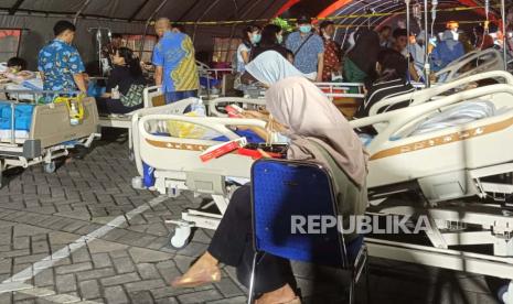 Suasana tenda darurat yang dibangun di halaman RS Unair  Surabaya, Jawa Timur, Jumat (22/3/2024). Pihak rumah sakit mengevakuasi sejumlah pasien ke luar gedung setelah terjadinya gempa bumi susulan yang berpusat 130 kilometer timur laut Kabupaten Tuban, Jawa Timur dan berdampak di Surabaya.